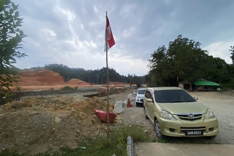 Menengok Bendera Merah Putih di Titik Nol Indonesia-Malaysia, Mobil Pelat Malaysia Berjejer