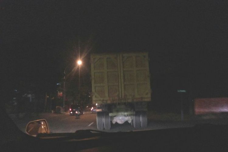 Truk tanpa lampu belakang sangat berbahaya