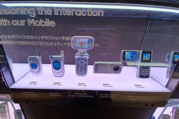 Di lantai atas, dipamerkan ponsel-ponsel lawas Samsung dari berbagai model.