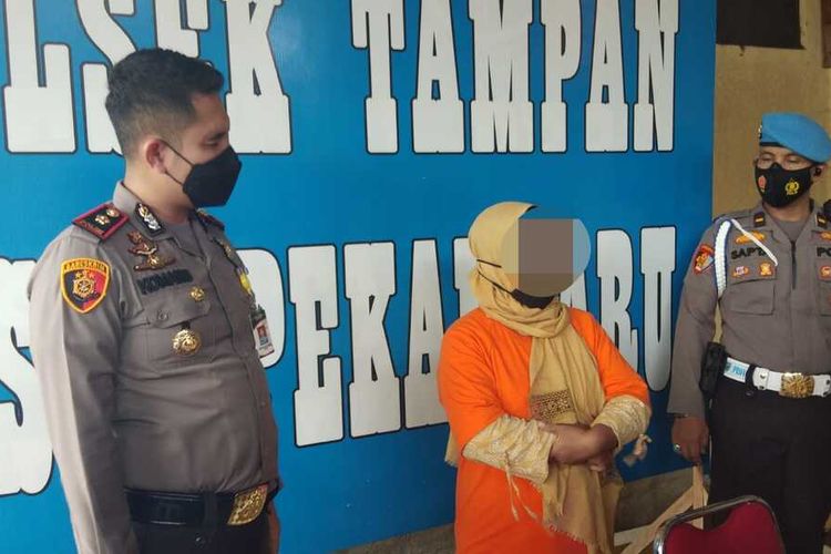 Pelaku penipuan dan penggelapan saat diamankan di Polsek Tampan di Pekanbaru, Riau, Rabu (26/1/2022).