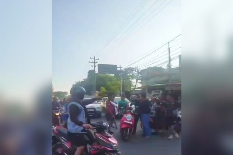 Potongan video aksi anarkis iring-iringan pengantar jenazah yang menganiaya pengendara motor di bilangan Jalan Perintis Kemerdekaan, Kecamatan Tamalanrea, Kota Makassar, Sulsel, Senin (13/5/2024).