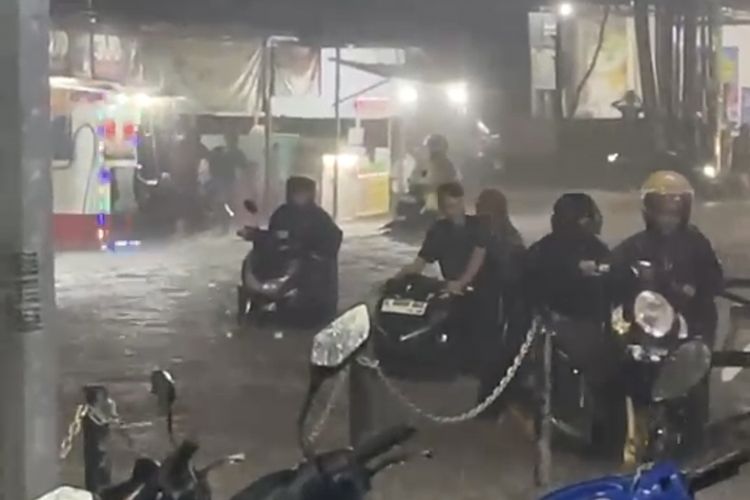 Banjir Rendam Kawasan UTM Bangkalan, Akses Jalan Lumpuh