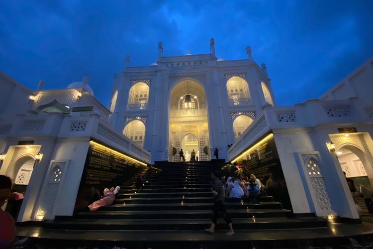 Masjid Ramlie Musofa di Jakarta Utara. 