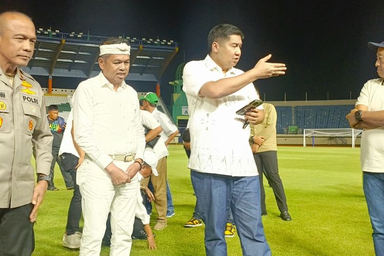 Ketua Pelaksana Piala Presiden 2025 Maruarar Sirait didampingi Gubernur Jawa Barat Dedi Mulyadi saat berkunjung ke Stadion Si Jalak Harupat, Kabupaten Bandung, Jawa Barat, Rabu (4/6/2025)