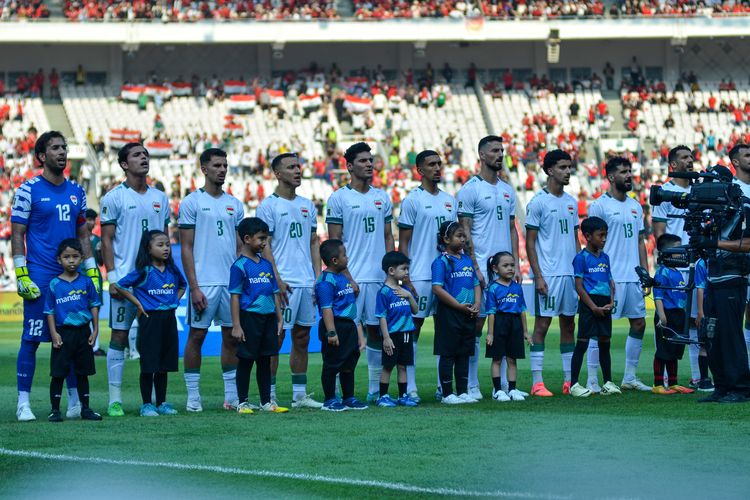 Skuad Irak saat menyanyikan lagu kebangsaan dalam pertandingan Kualifikasi Piala Dunia 2024 antara Indonesia vs Irak, Kamis (6/6/2024) di Stadion Gelora Bung Karno Jakarta. 