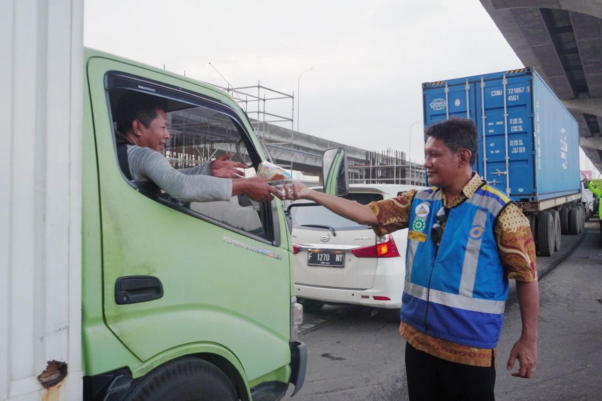 Jasa Marga terus menyiagakan petugas operasional di lapangan demi keamanan dan kenyamanan pengguna jalan serta untuk mengantisipasi cuaca di wilayah Jadetabek, Kamis (2/1/2020).