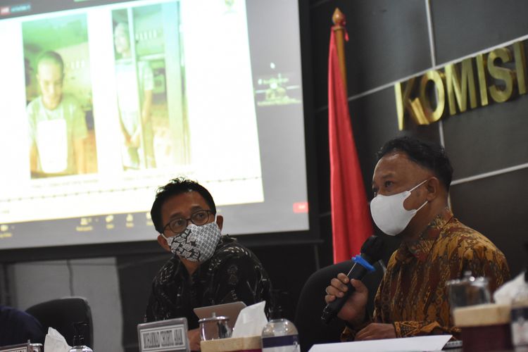 Komisioner Komnas HAM M. Choirul Anam (kanan) dan Beka Ulung Hapsara (kiri) menyamapaikan keterangan pers terkait hasil pemantauan dan penyelidikan terkait kasus kerangkeng manusia di kediaman Bupati Langkat nonaktif, di Kantor Komnas HAM, Jakarta, Rabu (2/3/2022). Hasil temuan Komnas HAM mengungkap adanya 26 bentuk kekerasan serta praktik perbudakan terkait kasus kerangkeng manusia di Kediaman Bupati Langkat nonaktif Terbit Rencana Perangin Angin, serta mengungkap mengenai adanya keterlibatan oknum anggota TNI-Polri dalam aktivitas di kerangkeng tersebut. ANTARA FOTO/Indrianto Eko Suwarso/rwa.