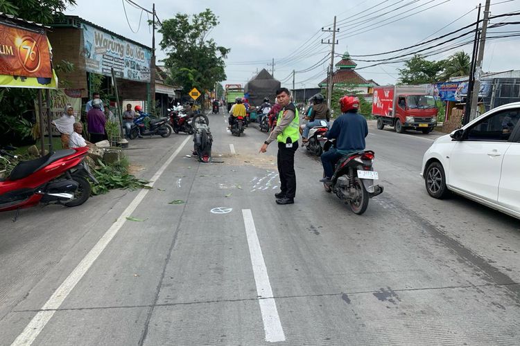 Pihak kepolisian menunjukkan lokasi kecelakaan lalu lintas yang terjadi di Jalan Raya Desa Cerme lor, Kecamatan Cerme, Gresik, Jawa Timur, Kamis (7/3/2024).