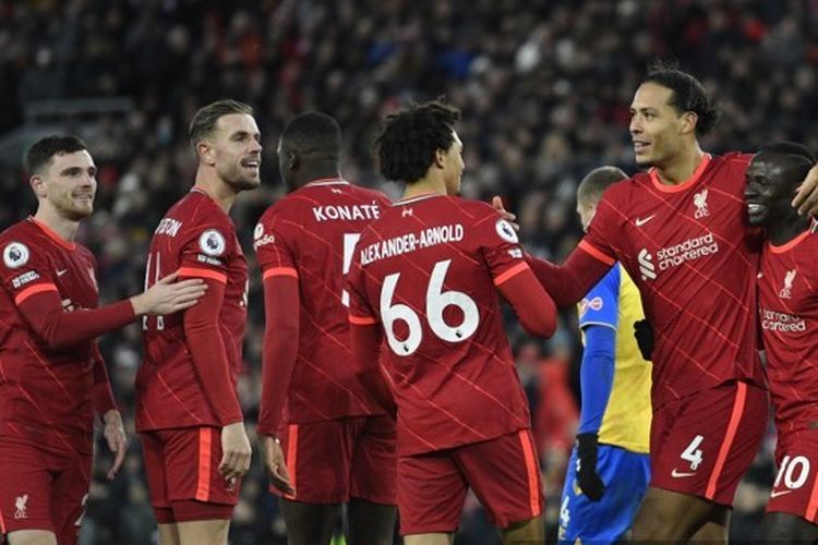 Para pemain Liverpool merayakan gol Virgil van Dijk ke gawang Southampton pada laga pekan ke-13 Liga Inggris 2021-2022 di Stadion Anfield, Sabtu (27/11/2021) malam WIB.