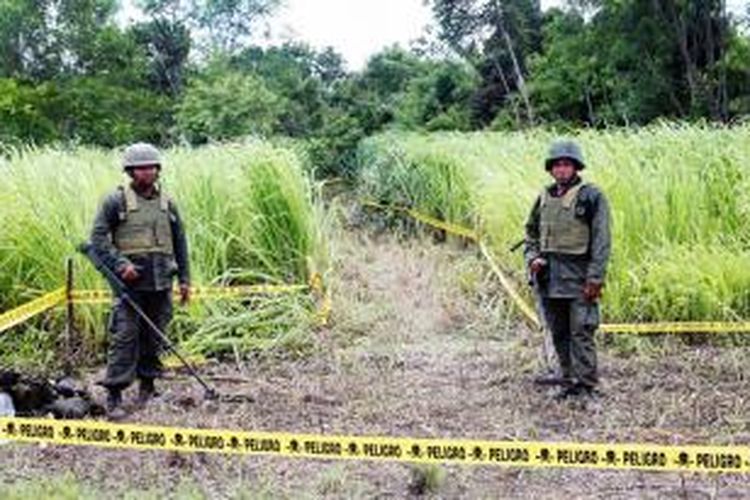 Beberapa prajurit Nikaragua tengah memeriksa lokasi jatuhnya meteorit di pinggiran ibu kota Managua.