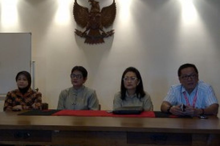 Jajaran pengurus Putera Sampoerna Foundation. Elang Merdy, Senior Director Putera Sampoerna Foundation (dari kanan), Dahlia Sardjono, Director of centralized Marketing communcations Putera Sampoerna Foundation, Fransisca Rahayu Budiwiarti, Ketua Komisi D, dan Niken Asih Sandjojo, Kepala sekolah SMAN 10 Kota Malang.Jumat (21/6/2013).