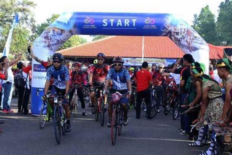 Sejumlah peserta saat mengkuti acara Kompas Bike Jateng  Gayeng di Perjalanan menuju Wonosobo, Jawa Tengah, Jumat (10/3/2017). Acara bersepeda jarak jauh ini dimulai dari Purwokerto menuju Semarang dengan jarak tempuh kurang lebih 426 kilometer.