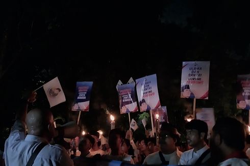 Relawan Jagat Prabowo Pawai Obor Saat Datangi Rumah Prabowo