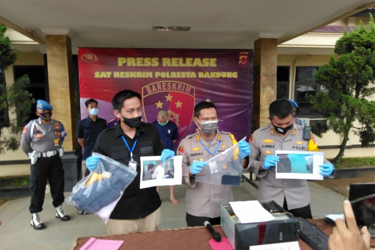 Kapolresta Bandung Kombes Hendra Kurniawan tengah memperlihatkan barang bukti terkait kasus pencabulan yang dilakukan seorang guru kepada muridnya di Bandung, Selasa (26/5/2020).