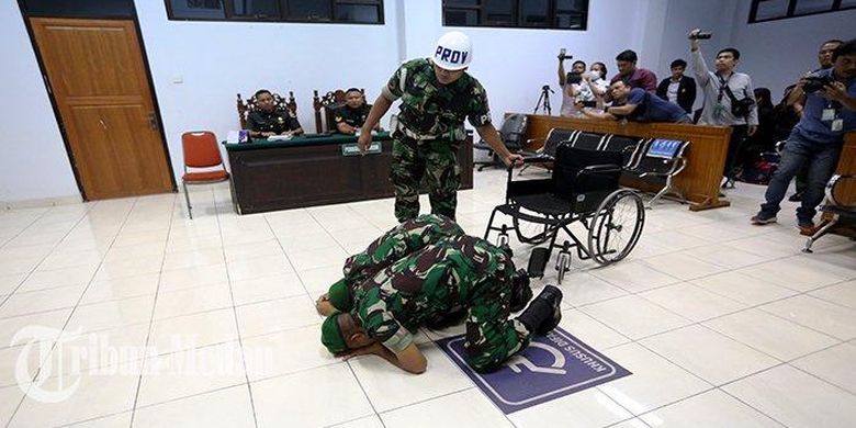 
Yalpin Tarzun dan Rian Hermawan bersujud setelah mendengarkan amar putusan Majelis Hakim di Pengadilan Militer I-02 Medan Jalan Ngumban Surbakti Nomor 45, Kota Medan, Senin (29/5) siang. Selain pidana penjara seumur hidup, dalam amar putusannya, Majelis Hakim yang diketuai Kolonel Chk Asril Siagian juga memecat kedua terdakwa dari jabatannya.