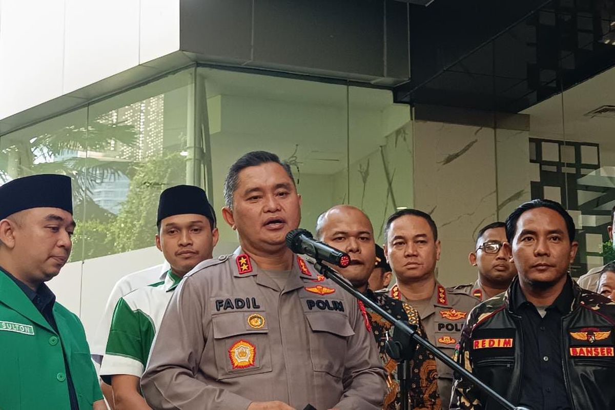 Kapolda Metro Jaya, Irjen Pol Fadil Imran saat menjenguk korban penganiayaan anak pejabat pajak Mario Dandy Satriyo, D (17) di Rumah Sakit Mayapada, Setiabudi, Jakarta Selatan, Selasa (7/3/2023).