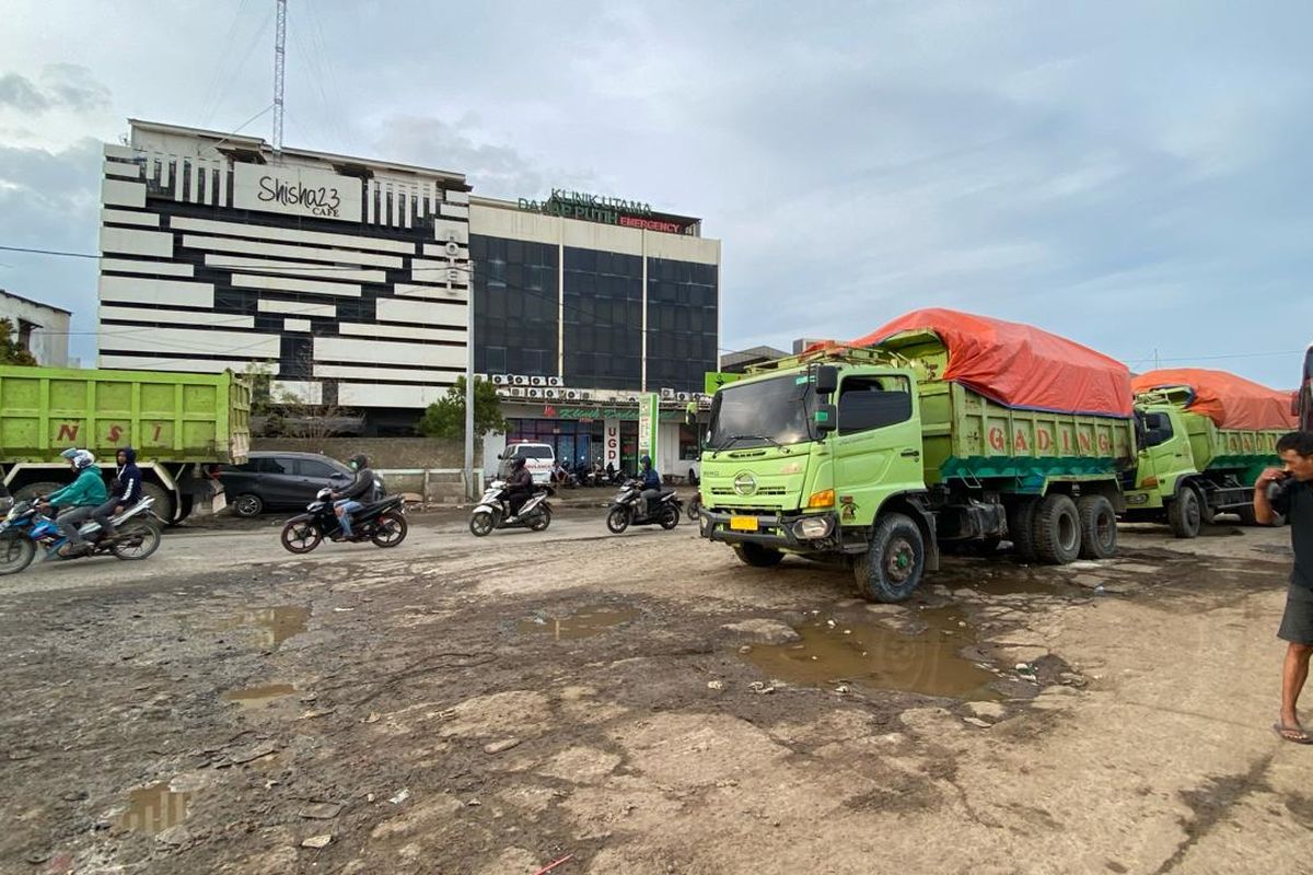 Dua truk bermuatan tanah merah tengah terparkir di Jalan Perancis, Dadap, Kosambi, Kabupaten Tangerang, Banten, Rabu (24/1/2024)