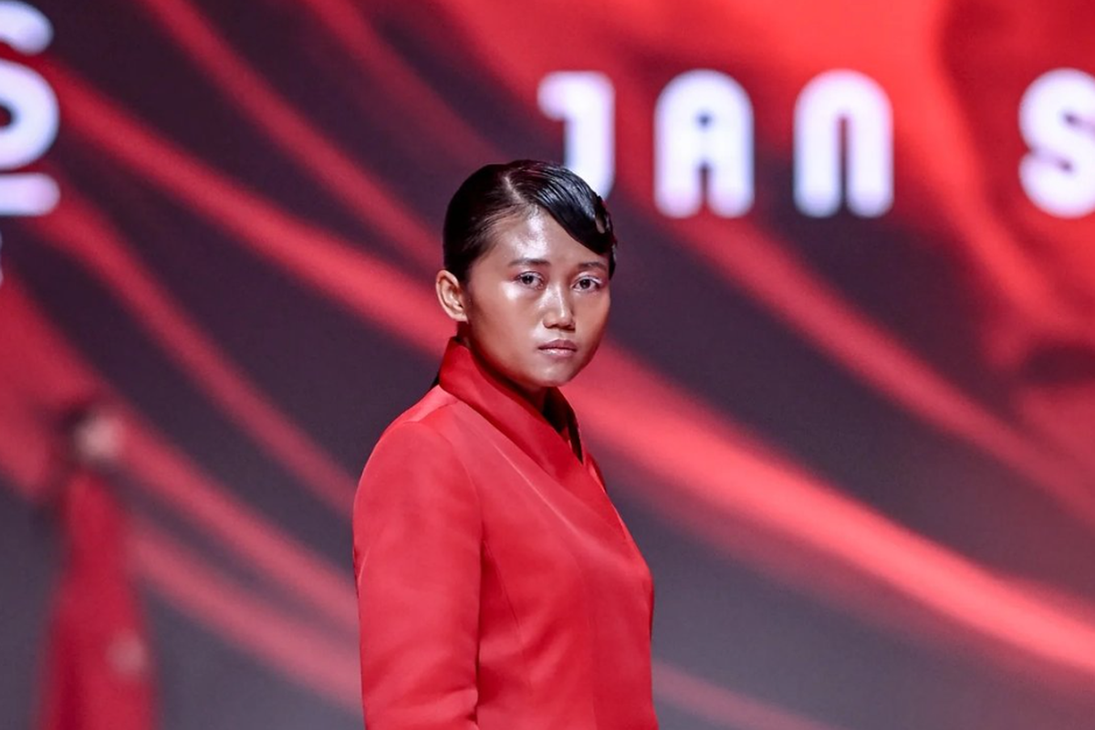 Saeruroh, penjual sosis yang menjadi model Jakarta Fahion Week 2025.