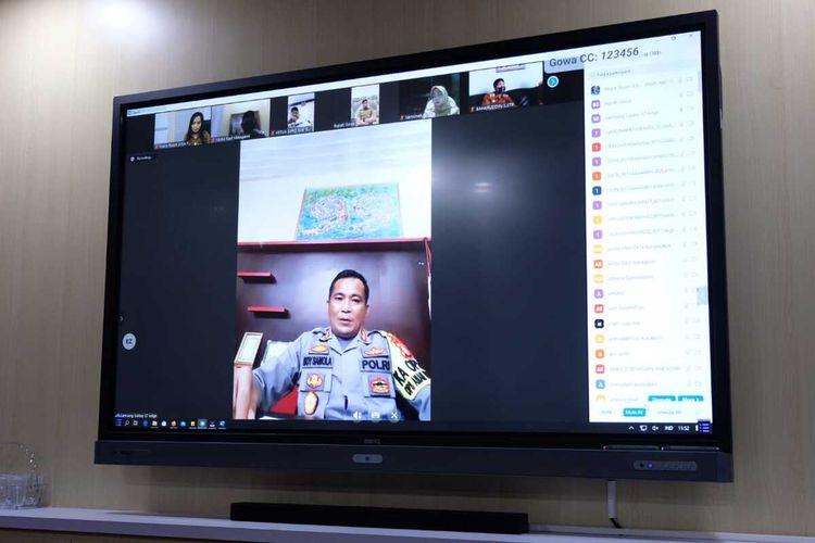 Kapolres Gowa, Sulawesi Selatan, AKBP Boy Samola tengah membahas penundaan Pembatasan Sosial Berskala Besar (PSSB) melalui video conference. Senin, (27/4/2020).