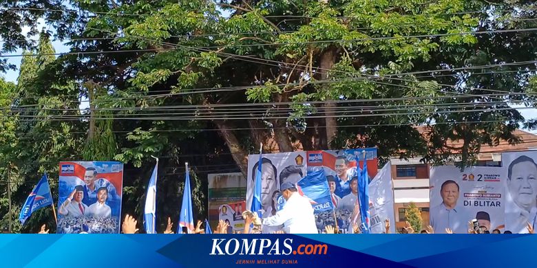 Momen Prabowo Joget "Gemoy" dan Bagikan Kaos Usai Hadiri Deklarasi Relawan di Blitar