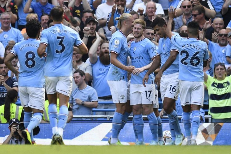 Gelandang Man City, Kevin De Bruyne merayakan gol bersama rekan setim dalam laga Liga Inggris 2022-2023 antara Man City vs Bournemouth di Stadion Etihad, Sabtru 13 Agustus 2022.