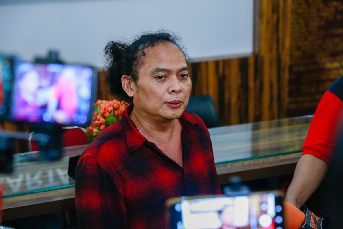 Pengacara Deolipa Yumara saat ditemui di Polres Metro Jakarta Selatan pada Selasa (13/12/2022).