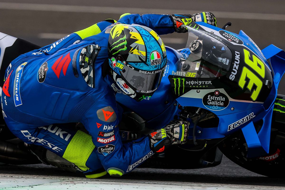 Pebalap SUZUKI ECSTAR, Joan Mir memacu sepeda motornya saat sesi latihan bebas 4 MotoGP seri Pertamina Grand Prix of Indonesia 2022 di Pertamina Mandalika International Street Circuit, Lombok Tengah, NTB, Sabtu (19/3/2022).