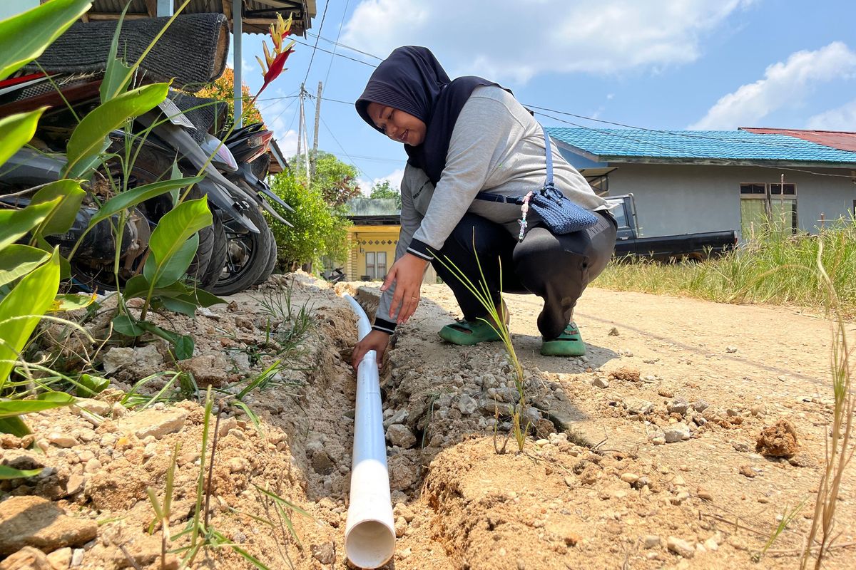 Salah satu warga memegang pipa untuk sistem pengairan di Sekadau, Kalbar, Jumat (26/9/2025). 