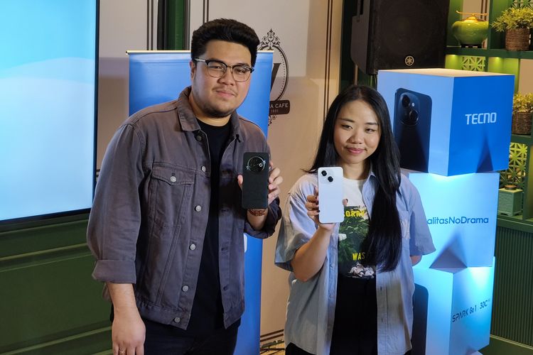 PR Manager Tecno Indonesia, Anthoni Roderick (kiri) dan Senior PR Manager Tecno Indonesia, Dessy Triani (kanan) dalam acara peluncuran Tecno Spark 30C dan Spark Go 1 di Plaza Senayan, Jakarta Selatan, Jumat (4/10/2024).