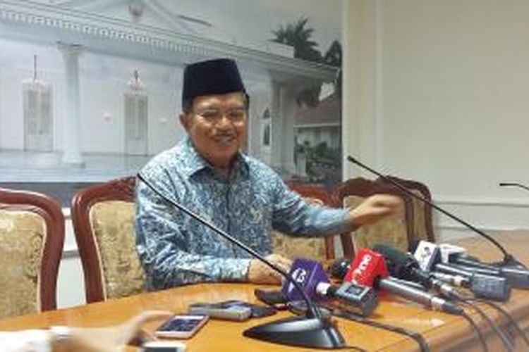 Wakil Presiden Jusuf Kalla, saat membuka konferensi pers di Istana Wakil Presiden, Jakarta, Jumat (17/7/2015).