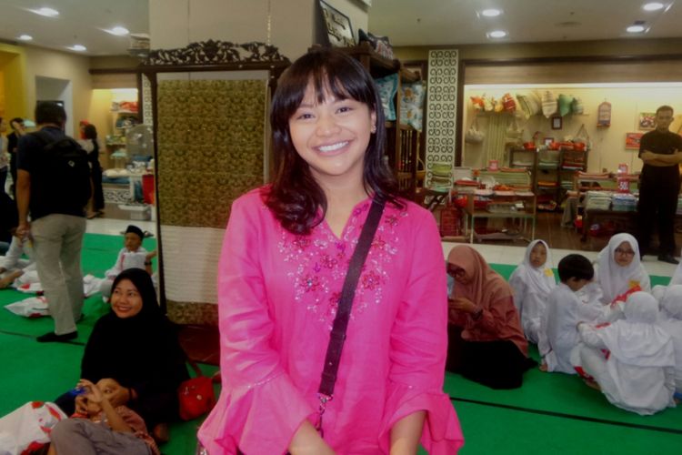 Amel Carla diabadikan di Gedung Sarinah, Jakarta Pusat, Senin (19/6/2017).