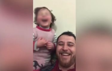 Ayah di Suriah yang Ajari Anaknya Tertawa Saat Dengar Ledakan Bom ...