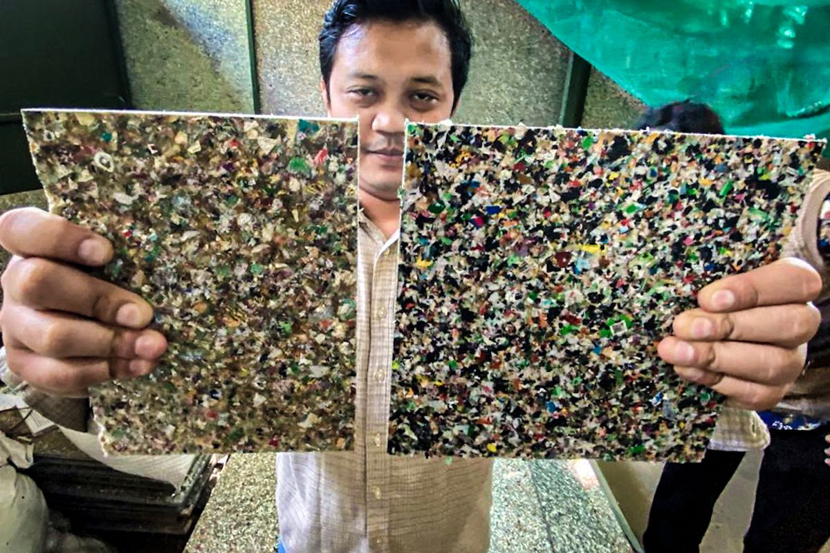 Bandung Barat Kreasikan Sampah Plastik Jadi Bangku Sekolah, Jeje Turun Tangan