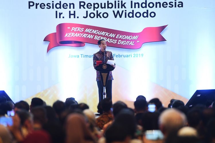 Presiden Joko Widodo (kiri) memberikan sambutan saat puncak perayaan Hari Pers Nasional (HPN) di Surabaya, Jawa Timur, Sabtu (9/2/2019). Perayaan HPN 2019 tersebut mengangkat tema Pers Menguatkan Ekonomi Kerakyatan Berbasis Digital. ANTARA FOTO/Zabur Karuru/hp.