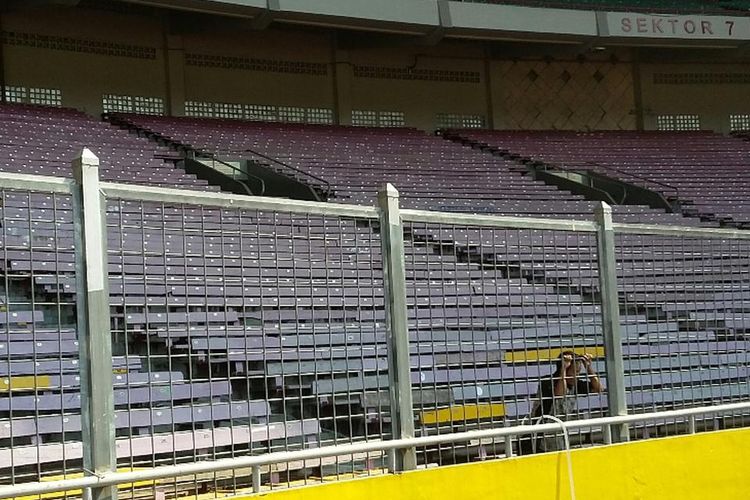 Pagar pembatas tribune di Stadion Utama Gelora Bung Karno sebelum dibingkar dan direnovasi untuk Asian Games 2018.