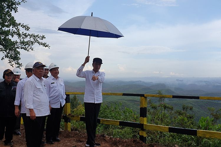 Presiden Joko Widodo meninjau lokasi kluster pemerintahan di calon ibu kota baru di Kecamatan Sepaku, Penajam Passer Utara, Kalimantan Timur, Selasa (17/12/2019).