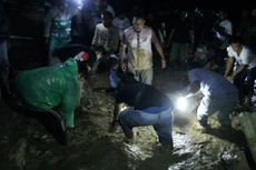 Satu Siswi Madrasah Ditemukan Tewas Tertimbun Lumpur Banjir Bandang
