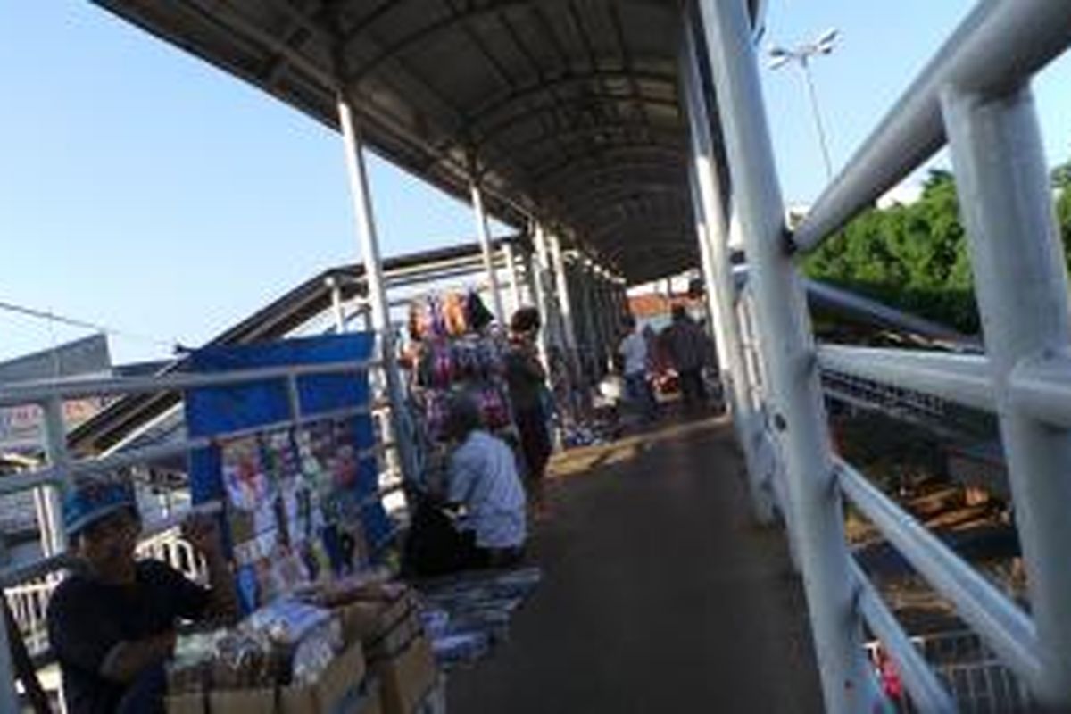 Pedagang Kaki Lima berjualan di atas Halte Transjakarta Pasar Jatinegara, Jakarta Timur. Selasa (23/7/2013).