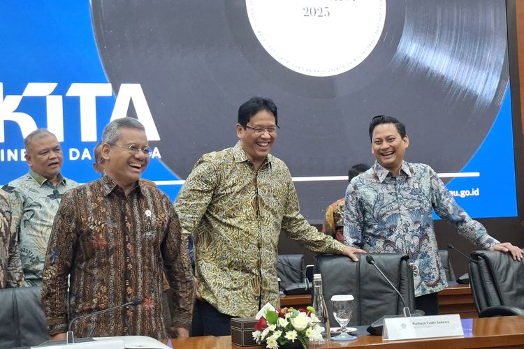 Momen Menteri Keuangan Purbaya Yudhi Sadewa bersama dua Wamenkeu-nya, Thomas Djiwandono (batik biru) dan Suahasil Nazara dalam Konferensi Pers APBN KiTa edisi Desember di Jakarta, Kamis (8/1/2026).