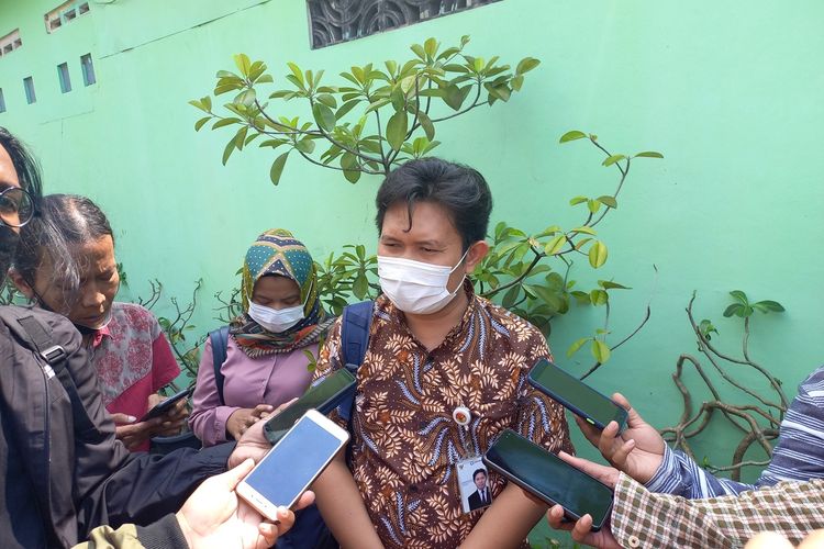 Muhammad Rifqi Asisten Ombudsman Perwakilan DIY saat memberikan keterangan soal siswa tidak boleh ikut ujian di SMP Muhammadiyah Banguntapan, Jumat (10/6/2022)