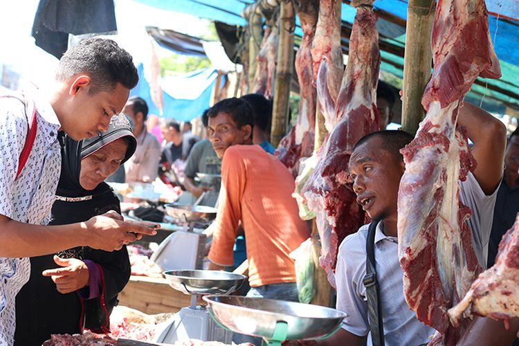 Suasana penjual daging meugang dadakan di Jalan Haji Daud Dariah, Pasar Tradisional Meulaboh, Kabupaten Aceh Barat, Kamis (31/8/2017). 