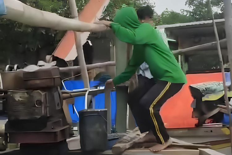 Persiapan Subagiyo menjelang melaut di Perairan Sidoarjo. Ia termasuk nelayan yang resah mendengar kabar ada HGB di laut.