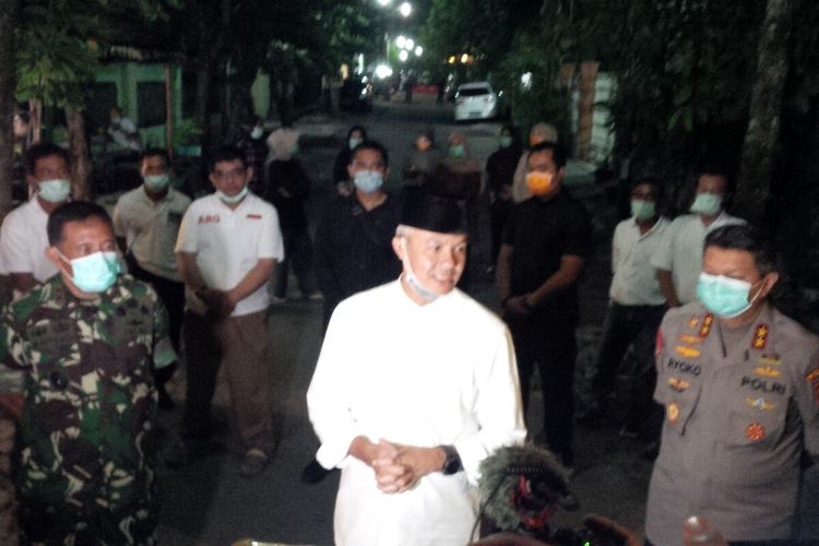 Gubernur Jateng Ganjar Pranowo seusai melayat ke rumah duka almarhumah Ibunda Presiden Jokowi di Sumber, Kecamatan Banjarsari, Solo, Jawa Tengah, Rabu (25/3/2020) malam.