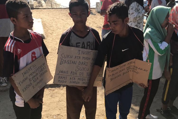 Foto : Anak-anak setempat saat melakukan aksi penolakan penutupan pulau Komodo oleh pemerintah, Kamis (15/8/2019).