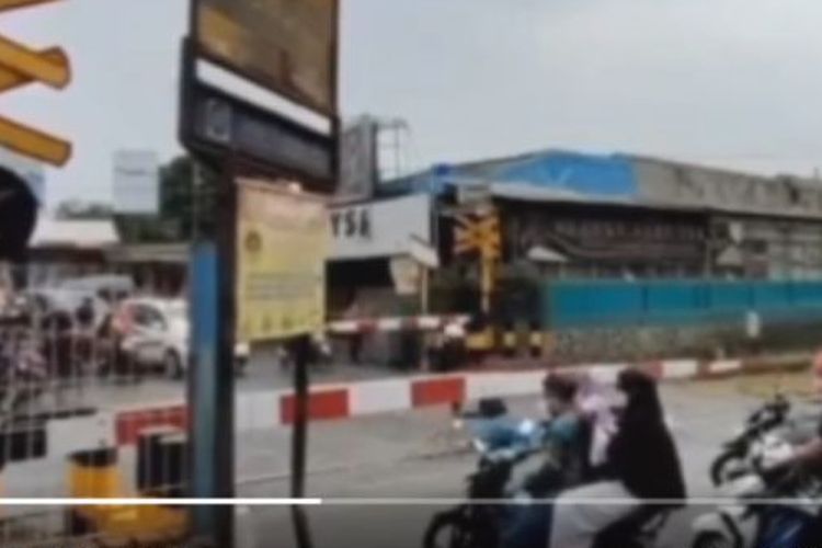 Seorang wanita nekat menerobos palang di perlintasan Cikampek, Rabu (15/3/2023) dan nyaris terlindas kereta. Motor hancur terlindas kereta. 