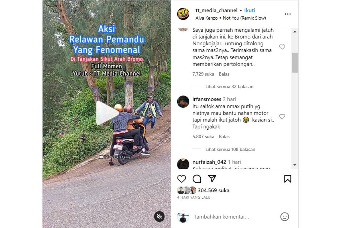 Para pemotor tampak tidak kuat menanjak di Tanjakan Sikut arah Bromo di Pasuruan, Jawa Timur.