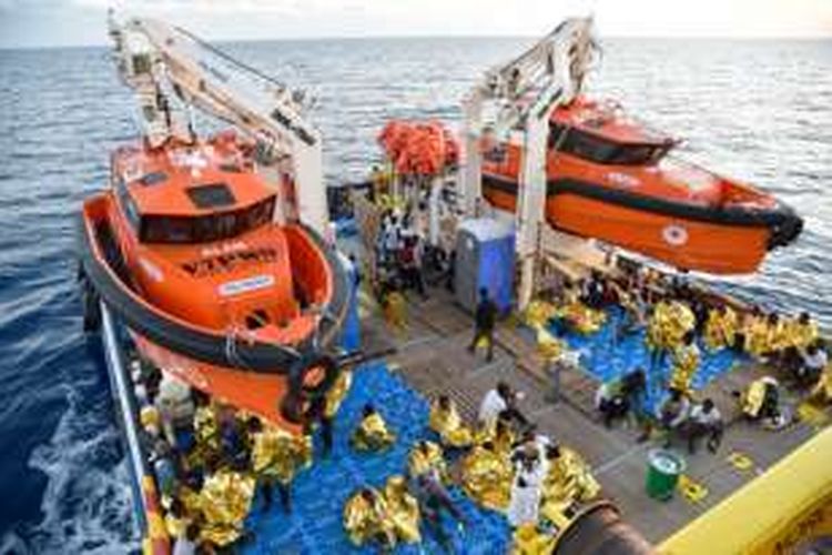 Para imigran dan pengungsi diselamatkan oleh kapal Topaz Responder yang dipakai LSM asal Malta dan Palang Merah Italia, dalam operasi penyelamatan di Laut Tengah, 2 November lalu.  