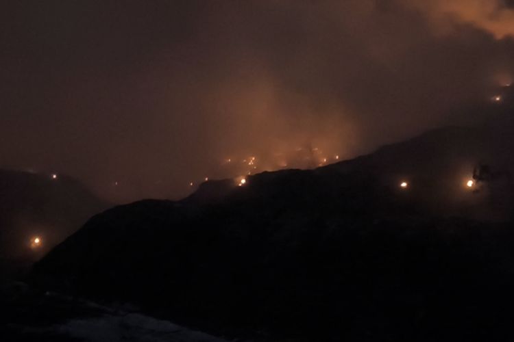 Update Kebakaran TPA Jatiwaringin: Api Masih Muncul di Sejumlah Titik, Asap Membumbung