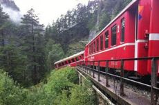 Kereta Api Swiss Anjlok, 3 Gerbong Jatuh ke Jurang