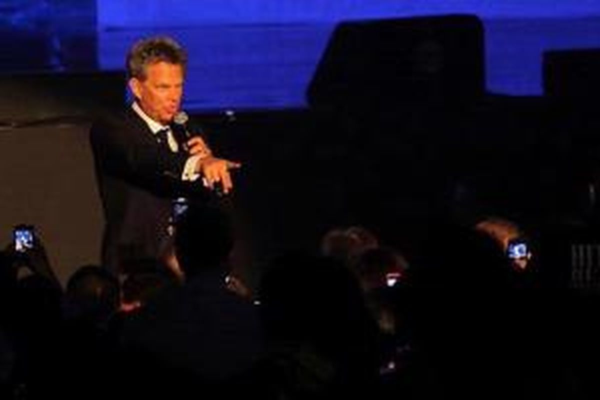 Aksi panggung David Foster dengan soprano Hayley Westenra (tidak tampak) pada konser David Foster & Friends Asia Tour 2012 di Mata Elang International Stadium (MEIS), Ancol, Jakarta Utara, Jumat (9/11/2012) malam. (Tribun Jakarta/Jeprima)